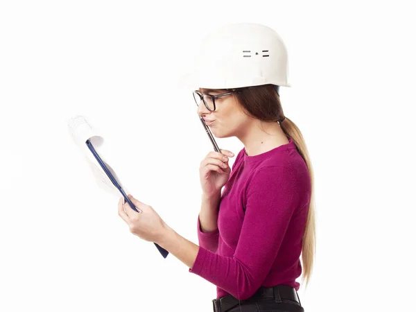 メガネと白い背景の上に手でフォルダーの白いヘルメットで感情的な女の子准将 — ストック写真