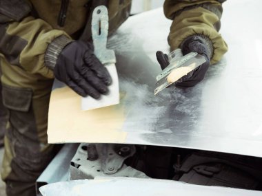 gözlük lüzifi siyah eldiven bir garajın bir araba kapağı bölümü ile sevimli adam