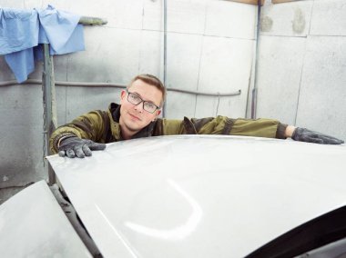 Siyah gözlüklü siyah eldivenli sevimli adam mahalle için arabanın sonraki resim şeklinde görüntüler. adam - bir ev bir araba garajda çalıştığı ressam