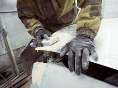 Erkekler siyah eldivenli elleri daha sonra sürüş için bir başlık biçiminde. Garajda adam İnşaat