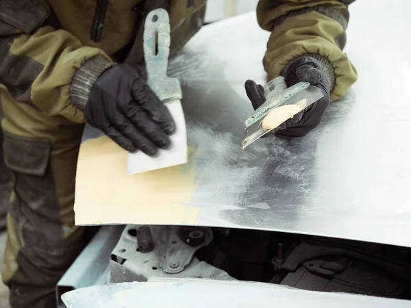 gözlük lüzifi siyah eldiven bir garajın bir araba kapağı bölümü ile sevimli adam