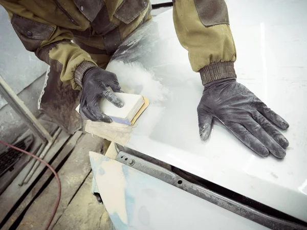 Erkekler siyah eldivenli elleri daha sonra sürüş için bir başlık biçiminde. Garajda adam İnşaat