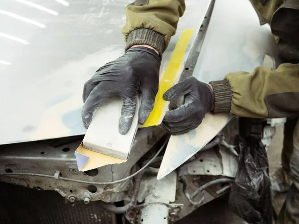 Erkekler siyah eldivenli elleri daha sonra sürüş için bir başlık biçiminde. Garajda adam İnşaat