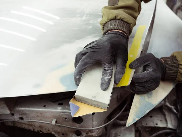 Erkekler siyah eldivenli elleri daha sonra sürüş için bir başlık biçiminde. Garajda adam İnşaat