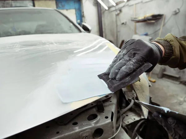 gözlük lüzifi siyah eldiven bir garajın bir araba kapağı bölümü ile sevimli adam