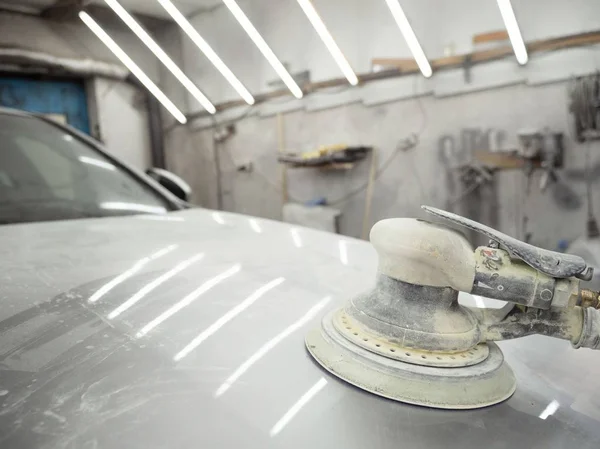 Młynek Srebrnym Okapem Samochodu Garażu Renowacja Samochodu Garażu — Zdjęcie stockowe