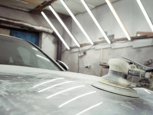 Młynek Srebrnym Okapem Samochodu Garażu Renowacja Samochodu Garażu — Zdjęcie stockowe
