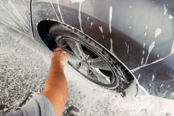 Gomel Vitryssland Augusti 2019 Skäggig Man Glasögon Tvättar Silverbilen Hyundai — Stockfoto