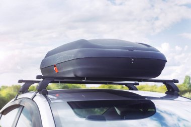 Gomel, Beyaz Rusya - 4 Ağustos 2019: Güneşli havalarda bir alanda park çatı gövdesi ile güzel temiz gümüş araba Hyundai Elantra