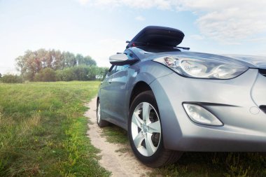 Gomel, Beyaz Rusya - 4 Ağustos 2019: Güneşli havalarda bir alanda park çatı gövdesi ile güzel temiz gümüş araba Hyundai Elantra