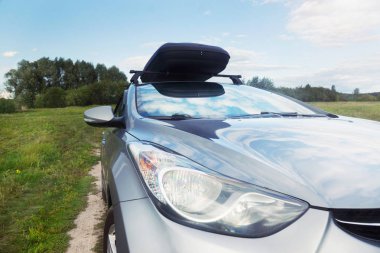 Gomel, Beyaz Rusya - 4 Ağustos 2019: Güneşli havalarda bir alanda park çatı gövdesi ile güzel temiz gümüş araba Hyundai Elantra