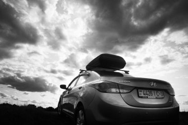 Gomel, Beyaz Rusya - 4 Ağustos 2019: Güneşli havalarda bir alanda park çatı gövdesi ile güzel temiz gümüş araba Hyundai Elantra