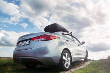 Gomel, Beyaz Rusya - 4 Ağustos 2019: Güneşli havalarda bir alanda park çatı gövdesi ile güzel temiz gümüş araba Hyundai Elantra