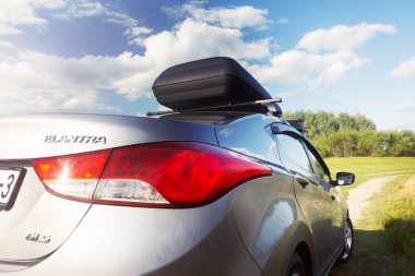 Gomel, Beyaz Rusya - 4 Ağustos 2019: Güneşli havalarda bir alanda park çatı gövdesi ile güzel temiz gümüş araba Hyundai Elantra