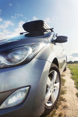 Gomel, Beyaz Rusya - 4 Ağustos 2019: Güneşli havalarda bir alanda park çatı gövdesi ile güzel temiz gümüş araba Hyundai Elantra