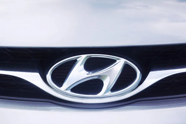 Gomel, Beyaz Rusya - 4 Ağustos 2019: Güneşli havalarda bir alanda park çatı gövdesi ile güzel temiz gümüş araba Hyundai Elantra