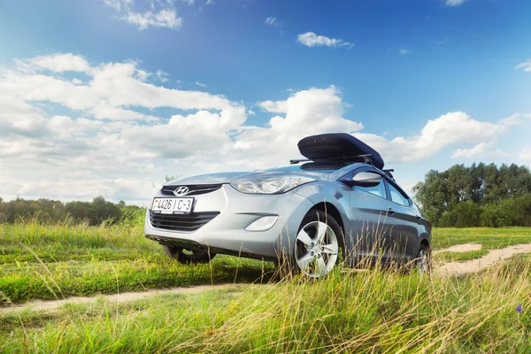 Gomel, Beyaz Rusya - 4 Ağustos 2019: Güneşli havalarda bir alanda park çatı gövdesi ile güzel temiz gümüş araba Hyundai Elantra