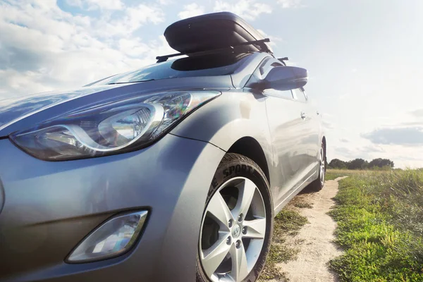 Gomel, Beyaz Rusya - 4 Ağustos 2019: Güneşli havalarda bir alanda park çatı gövdesi ile güzel temiz gümüş araba Hyundai Elantra