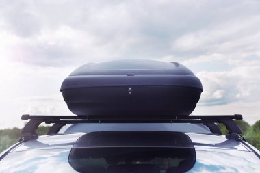 Gomel, Beyaz Rusya - 4 Ağustos 2019: Güneşli havalarda bir alanda park çatı gövdesi ile güzel temiz gümüş araba Hyundai Elantra