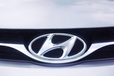 Gomel, Beyaz Rusya - 4 Ağustos 2019: Güneşli havalarda bir alanda park çatı gövdesi ile güzel temiz gümüş araba Hyundai Elantra