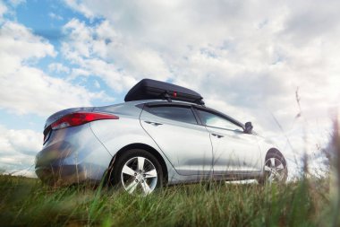 Gomel, Beyaz Rusya - 4 Ağustos 2019: Güneşli havalarda bir alanda park çatı gövdesi ile güzel temiz gümüş araba Hyundai Elantra