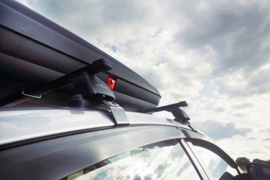 Gomel, Beyaz Rusya - 4 Ağustos 2019: Güneşli havalarda bir alanda park çatı gövdesi ile güzel temiz gümüş araba Hyundai Elantra