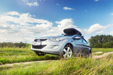 Gomel, Beyaz Rusya - 4 Ağustos 2019: Güneşli havalarda bir alanda park çatı gövdesi ile güzel temiz gümüş araba Hyundai Elantra