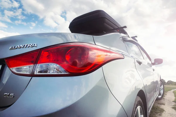 Gomel, Beyaz Rusya - 4 Ağustos 2019: Güneşli havalarda bir alanda park çatı gövdesi ile güzel temiz gümüş araba Hyundai Elantra