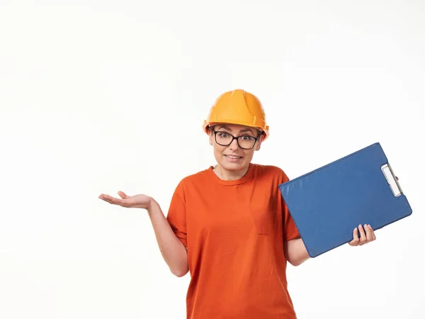 白い背景に青いフォルダを持つ黄色のヘルメットの美しいフォアマンの女の子 — ストック写真