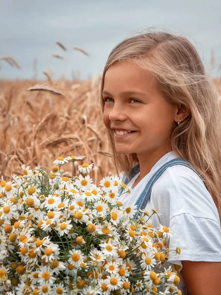 Gadis Dengan Rambut Panjang Lapangan Dengan Karangan Bunga Aster — Stok Foto