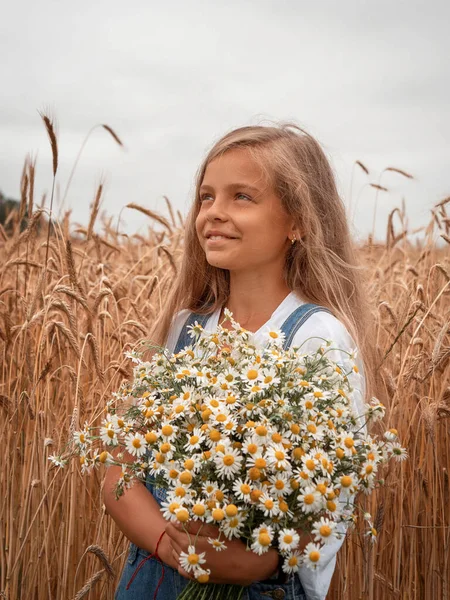Gadis Dengan Rambut Panjang Lapangan Dengan Karangan Bunga Aster — Stok Foto