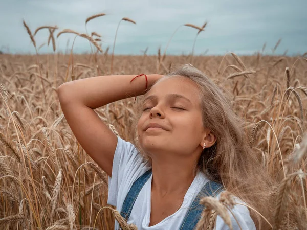 Dívka Dlouhými Vlasy Poli Kyticí Sedmikrásek — Stock fotografie