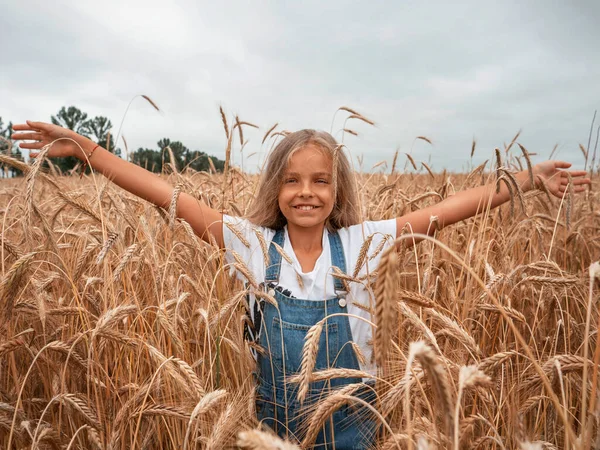 Chica Con Pelo Largo Campo Con Ramo Margaritas — Foto de Stock