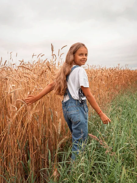 Chica Con Pelo Largo Campo Con Ramo Margaritas — Foto de Stock