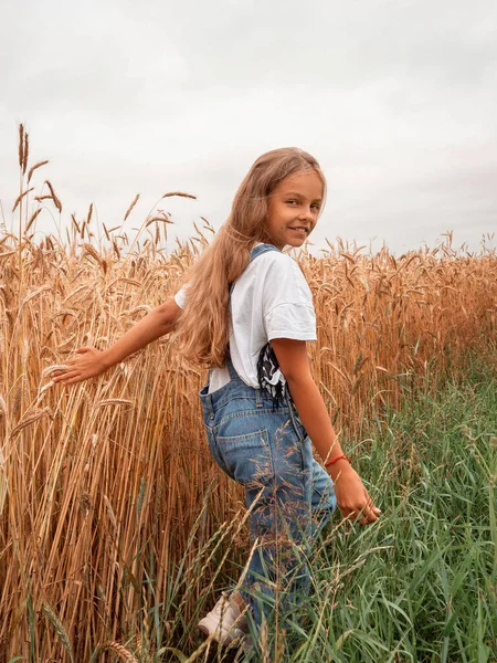 Mädchen Mit Langen Haaren Auf Einem Feld Mit Einem Strauß — Stockfoto
