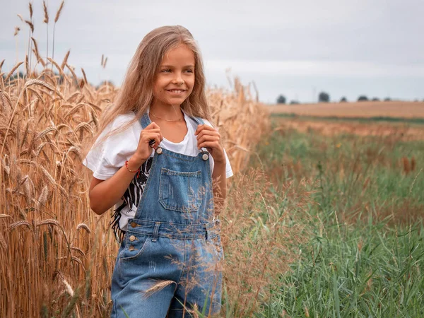 Chica Con Pelo Largo Campo Con Ramo Margaritas — Foto de Stock