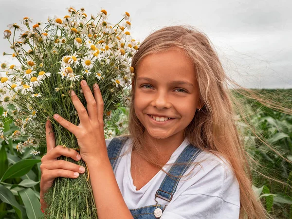 Dívka Dlouhými Vlasy Poli Kyticí Sedmikrásek — Stock fotografie