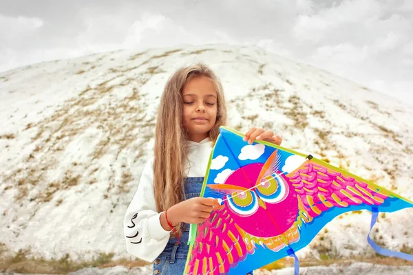 Dağlarda uçurtma uçuran bir kız