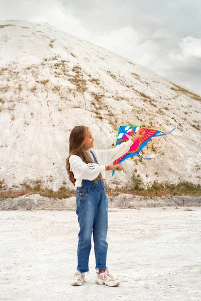 Chica Volando Una Cometa Las Montañas — Foto de Stock