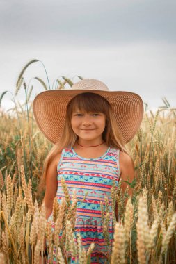 Tarlada şapkalı bir kız
