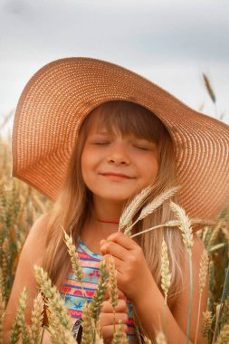 Tarlada şapkalı bir kız