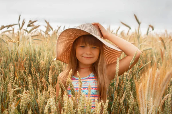 Chica Sombrero Campo Trigo — Foto de Stock