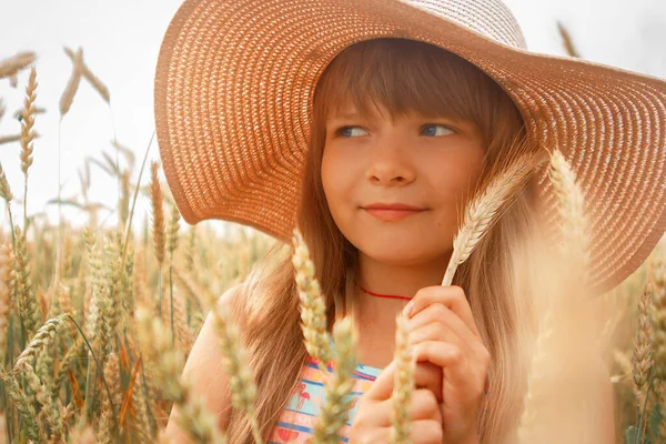 Chica Sombrero Campo Trigo — Foto de Stock