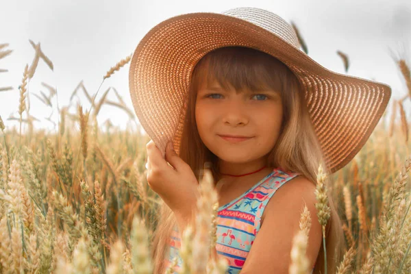 Chica Sombrero Campo Trigo —  Fotos de Stock