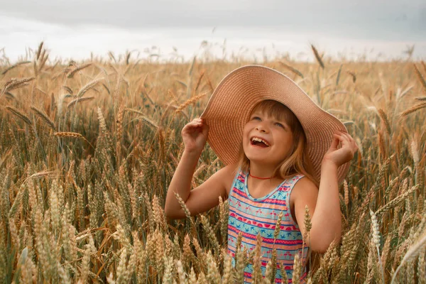 Mädchen Mit Hut Einem Spitzen Feld — Stockfoto