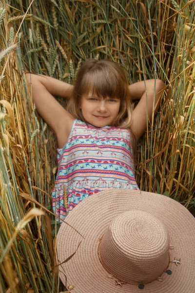 Девушка Шляпе Поле Свиней — стоковое фото