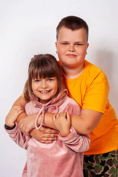 Dvě Usměvavé Děti Chlapec Dívka Studiu Bílém Pozadí — Stock fotografie