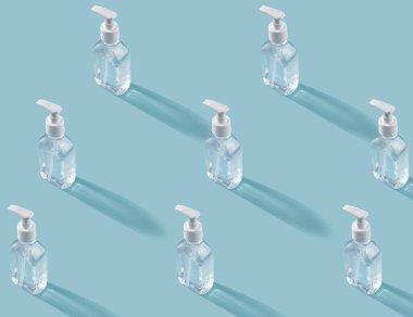 Antiseptikle moda. Bir şişe antiseptik el dezenfektanı şeffaf jel mavi sırt dekoltesine izole edilmiş.