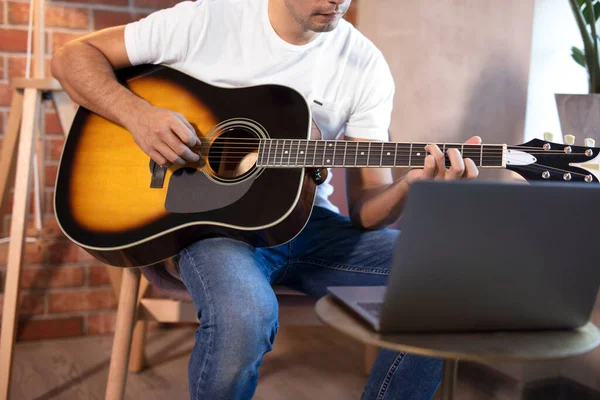 Молодой Человек Сидит Комнате Кресле Учится Играть Гитаре Онлайн Онлайн Стоковое Изображение