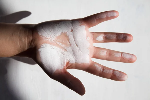 Hand Mit Weißer Farbe Auf Holztisch — Stockfoto